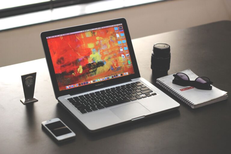 Een MacBook Pro op een bureau — sfeerbeeld